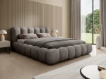 Das Designer-Bett Dallas (160x200 cm) im Bezugsstoff Aphrodite mit dunkler Bettwäsche, symmetrisch und stilvoll arrangiert in einem eleganten Schlafzimmer.