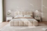 Frontalansicht des stilvollen Polsterbettes Bubble (200x200 cm) im Bouclé-Stoff, harmonisch arrangiert in einem gemütlichen Schlafzimmer mit Nachttischen und stimmungsvoller Beleuchtung.