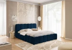 Tiefblaues Bett Micandi 120x200 cm aus flauschigem Catch Me (Bouclé) Material vor floraler Wanddekoration.