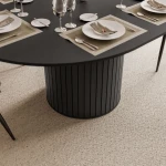 Detailansicht der Säule in Lamellen-Optik am schwarzen Tisch Linnea