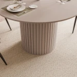 Nahaufnahme der gefrästen Basis in Lamellen-Optik, die die hochwertige Verarbeitung und Struktur des runden Esstisches Linnea in Beige zeigt.
