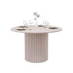 Frontale Ansicht des eleganten Säulentisches Linnea im sanften Farbton Kaschmir, der modernes Design und harmonische Rundungen vereint, freigestellt auf weißem Hintergrund.