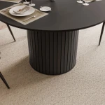 Detailansicht der glatten, matten Tischplatte des Esstisches Linnea in Schwarz, welche eine kratzfeste und pflegeleichte Oberfläche für den Alltag bietet.