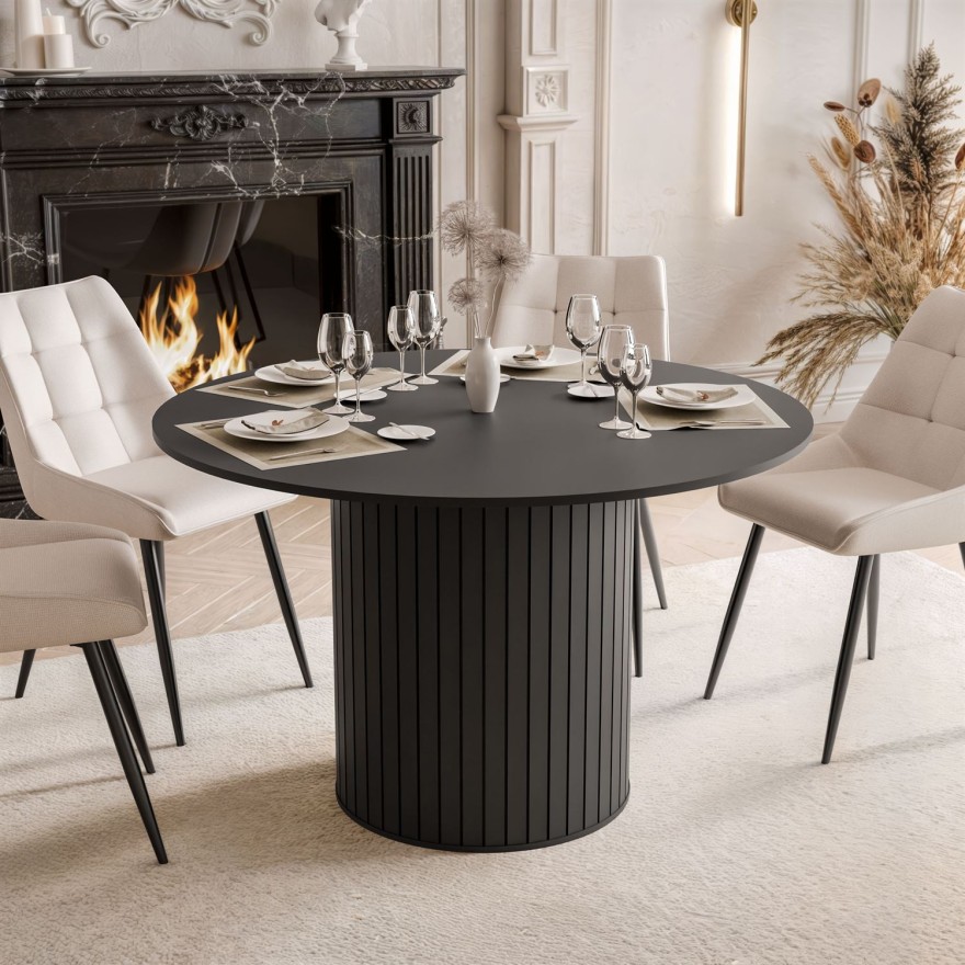 Der ausdrucksstarke runde Esstisch Linnea in Schwarz Matt, stilvoll arrangiert als luxuriöser Mittelpunkt in einem modernen und eleganten Essbereich.