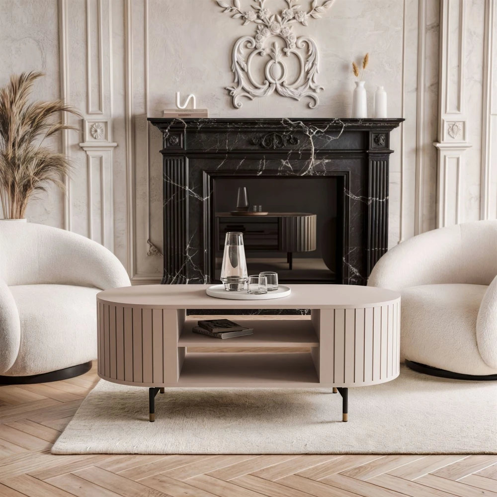 Schräge Ansicht des ovalen Couchtisches Linnea (104 cm) in Kaschmir Beige mit praktischer Ablage und Lamellen-Design, freigestellt auf weißem Hintergrund.