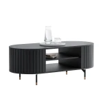 Nahaufnahme der vertikal gefrästen MDF-Elemente in Lamellen-Optik, die die luxuriöse und skulpturale Struktur des schwarzen Couchtisches hervorhebt.