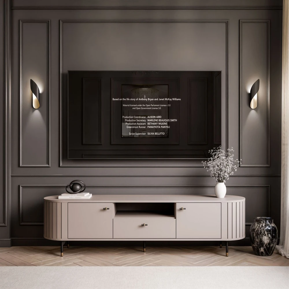 Frontale Ansicht des eleganten TV-Lowboards Linnea (180 cm) in Kaschmir Beige mit sanft abgerundeten Ecken und geriffelten Lamellen-Fronten, freigestellt auf weißem Hintergrund.