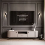 Frontale Ansicht des eleganten TV-Lowboards Linnea (180 cm) in Kaschmir Beige mit sanft abgerundeten Ecken und geriffelten Lamellen-Fronten, freigestellt auf weißem Hintergrund.