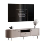 Das TV-Lowboard Linnea in Beige mit geöffneten Türen und Schublade, welches das großzügige Stauraumkonzept und das offene Fach für Multimedia-Geräte zeigt.