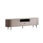 Nahaufnahme der vertikal gefrästen MDF-Fronten in Lamellen-Optik, die die hochwertige Verarbeitung und Struktur des beigen TV-Lowboards Linnea hervorhebt.