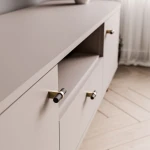 Nahaufnahme der offenen Mittelablage und der präzisen Schubladenführung des modernen TV-Schranks Linnea, ideal für Receiver oder Soundbars.