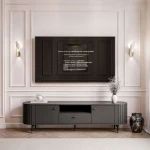Frontale Ansicht des luxuriösen TV-Lowboards Linnea (180 cm) in Schwarz Matt mit goldenen Füßen, geriffelten Lamellen-Fronten und sanft abgerundeten Ecken auf weißem Hintergrund.