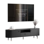 Das schwarze TV-Lowboard Linnea mit geöffneten Türen und Schublade, welches das clevere Stauraumkonzept und das offene Fach für Multimedia-Geräte präsentiert.