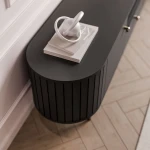Detailansicht der weich abgerundeten Kanten und der kratzfesten, matten Oberfläche, die dem TV-Board Linnea eine elegante und sichere Form verleihen.