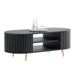 Detailansicht der eleganten, goldfarbenen Metallfüße, die dem schwarzen Couchtisch Linnea einen luxuriösen Glamour-Look verleihen und die Bodenreinigung erleichtern.