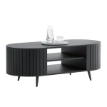 Nahaufnahme der schrägen, schwarzen Metallfüße, die als Option für ein konsequentes, minimalistisches Mono-Design des Wohnzimmertisches gewählt werden können.