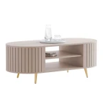 Detailansicht der eleganten, goldfarbenen Metallfüße, die dem beigen Couchtisch Linnea einen luxuriösen und warmen Akzent verleihen.