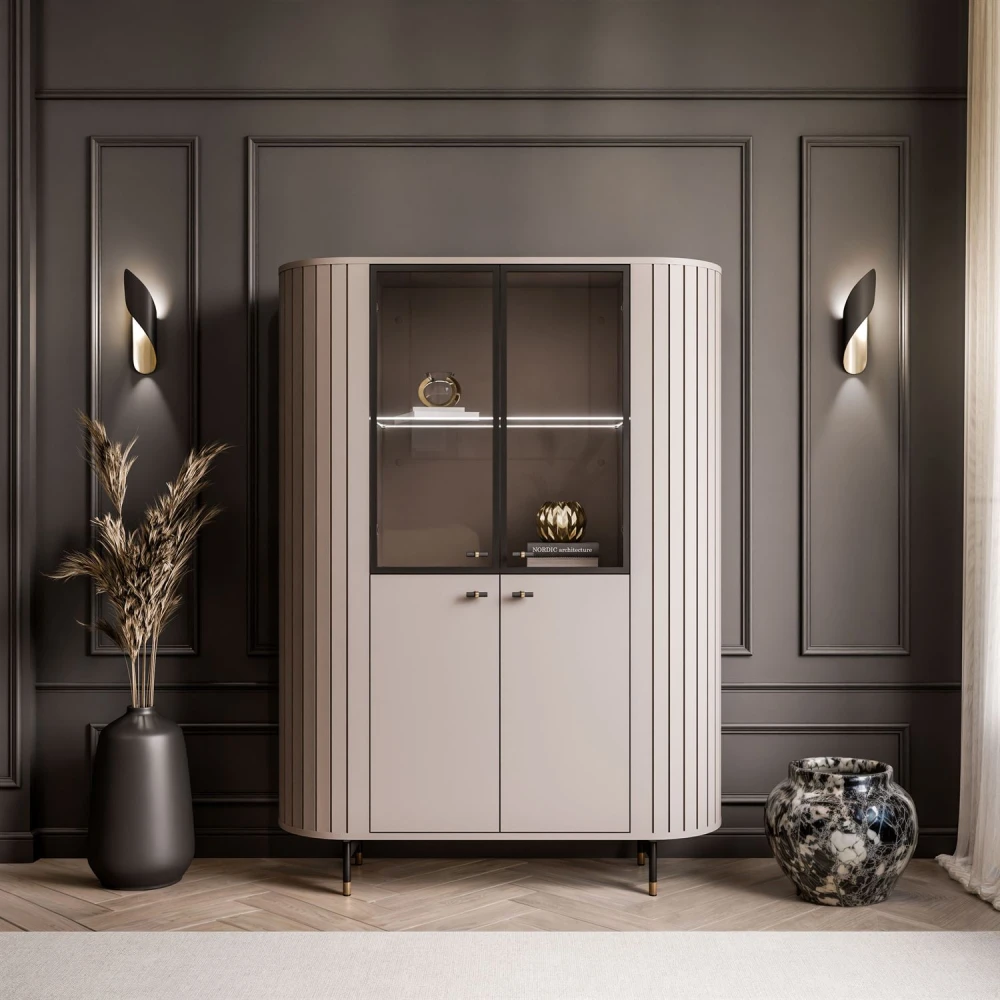 Frontale Ansicht der eleganten Design Vitrine Linnea (112 cm) in Kaschmir Beige mit beleuchteter Glasfront und Lamellen-Design, freigestellt auf weißem Hintergrund.