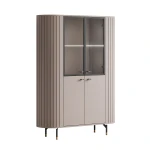 Die stilvolle Design Vitrine Linnea (112 cm) im warmen Farbton Kaschmir, harmonisch arrangiert als leuchtendes Highlight in einem modernen Raum.