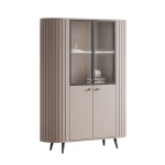 Nahaufnahme der schrägen, schwarzen Metallfüße, die einen modernen, leicht industriellen Kontrast zum beigen Korpus der Vitrine Linnea bilden.