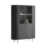 Detailansicht der eleganten, goldfarbenen Metallfüße und Griffe, die der schwarzen Vitrine Linnea den ultimativen Glamour-Look verleihen.