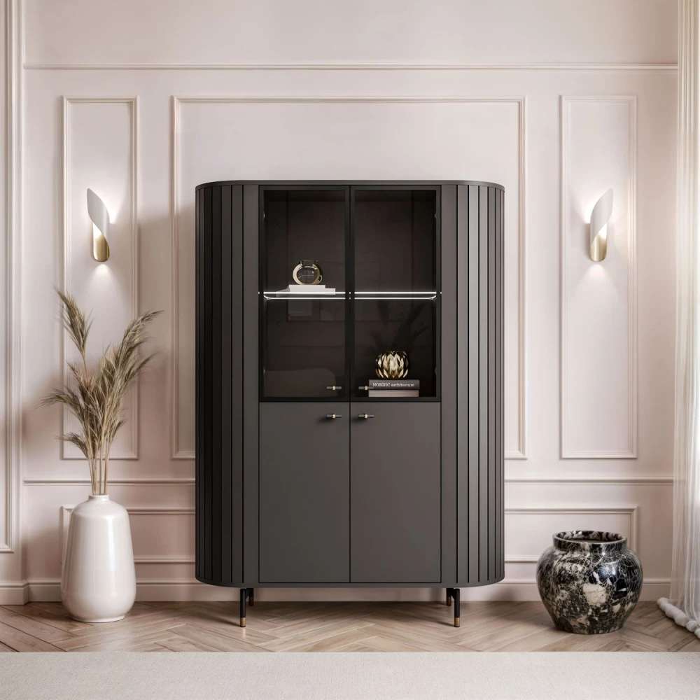 Frontale Ansicht der luxuriösen Vitrine Linnea (112 cm) in Schwarz Matt mit vier Türen, beleuchteter Glasfront und goldenen Akzenten, freigestellt auf weißem Hintergrund.