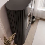 Detailansicht der vertikal gefrästen MDF-Fronten in Lamellen-Optik, die die luxuriöse Verarbeitung und skulpturale Tiefe der Vitrine hervorhebt.