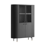 Die stilvolle Luxus-Vitrine Linnea in Schwarz Matt, harmonisch arrangiert als glamouröses Highlight in einer modernen Wohn- oder Esszimmereinrichtung.
