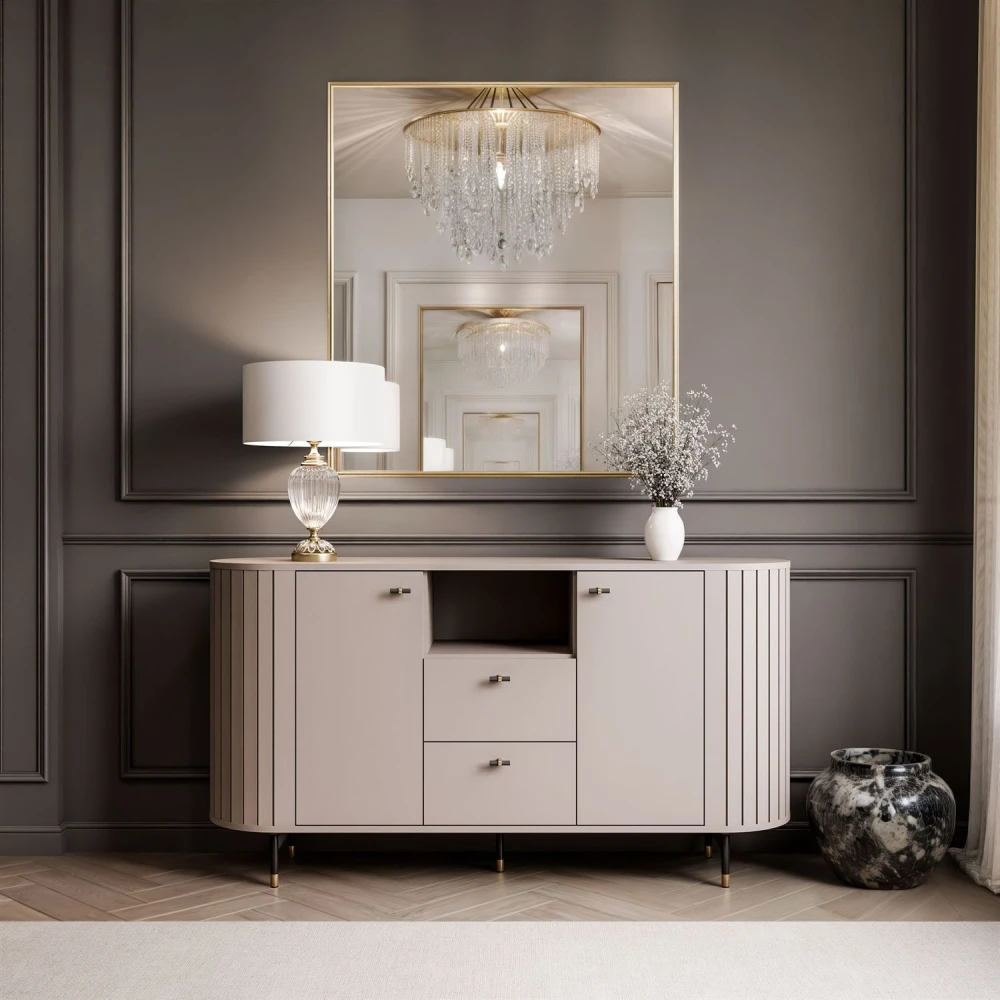 Das stilvolle Sideboard Linnea (150 cm) im warmen Farbton Kaschmir, harmonisch arrangiert als funktionales Highlight in einer hellen und gemütlichen Wohnzimmereinrichtung.