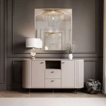 Das stilvolle Sideboard Linnea (150 cm) im warmen Farbton Kaschmir, harmonisch arrangiert als funktionales Highlight in einer hellen und gemütlichen Wohnzimmereinrichtung.