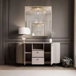 Das Sideboard Linnea in Beige mit geöffneten Türen und ausgefahrenen Schubladen, welches das großzügige und funktionale Stauraumkonzept präsentiert.