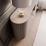 Detailansicht der weich abgerundeten Kanten und der matten, pflegeleichten Oberfläche, die dem beigen Sideboard eine skulpturale und luxuriöse Note verleihen.