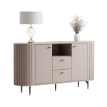 Schräge Ansicht des modernen Sideboards Linnea in Kaschmir, die das fließende Design und die harmonische Silhouette freigestellt auf weißem Hintergrund zeigt.
