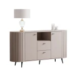 Nahaufnahme der schrägen, schwarzen Metallfüße und Griffe, die einen modernen, industriellen Kontrast zum hellen Kaschmir-Korpus des Sideboards bilden.
