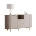 Detailansicht der eleganten, goldfarbenen Metallfüße und Griffe, die einen luxuriösen und warmen Akzent an der beigen Kommode Linnea setzen.