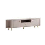 Detailansicht der eleganten, goldfarbenen Metallfüße, die einen luxuriösen und warmen Akzent an dem beigen TV-Lowboard Linnea setzen.