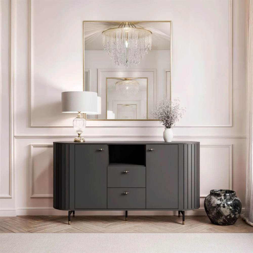 Das stilvolle schwarze Sideboard Linnea (150 cm), harmonisch arrangiert als markantes und luxuriöses Highlight in einer modernen Wohnzimmereinrichtung.