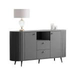 Nahaufnahme der schrägen, schwarzen Metallfüße und Griffe, die den ultimativen, minimalistischen Mono-Look des Sideboards Linnea in Schwarz Matt unterstreichen.