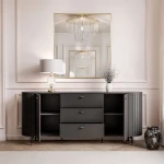Das schwarze XXL Sideboard Linnea mit geöffneten Türen und Schubladen, welches das enorme Stauraumkonzept und die breite Aufteilung zeigt.