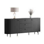 Das große XXL Sideboard Linnea in Schwarz Matt, stilvoll dekoriert mit einer Vase auf der großzügigen Ablagefläche, sauber freigestellt auf weißem Hintergrund.