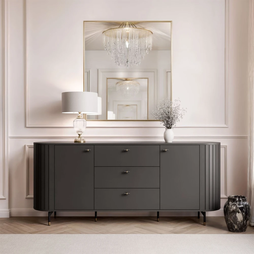 Das eindrucksvolle XXL Sideboard Linnea (190 cm) in Schwarz Matt, harmonisch arrangiert als luxuriöses Highlight in einer modernen Wohnzimmereinrichtung.