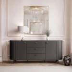 Das eindrucksvolle XXL Sideboard Linnea (190 cm) in Schwarz Matt, harmonisch arrangiert als luxuriöses Highlight in einer modernen Wohnzimmereinrichtung.