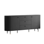 Schräge Ansicht des XXL Sideboards Linnea (190 cm) in Schwarz Matt mit zwei Türen, drei Schubladen und Lamellen-Fronten, freigestellt auf weißem Hintergrund.