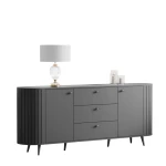 Nahaufnahme der schrägen, schwarzen Metallfüße und Griffe, die den modernen, komplett schwarzen Mono-Look des XXL Sideboards Linnea unterstreichen.