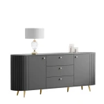 Detailansicht der eleganten, goldfarbenen Metallfüße und Griffe, die dem mattschwarzen XXL Sideboard Linnea einen luxuriösen Glamour-Akzent verleihen.