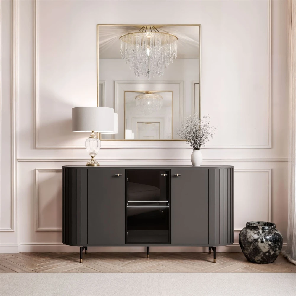 Frontale Ansicht des luxuriösen Sideboards Linnea (150 cm) in Schwarz Matt mit LED-Glasfront und Lamellen-Design, freigestellt auf weißem Hintergrund.