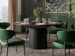 Schwarzer Esstisch Linnea mit geriffelter Säule im eleganten Raum