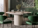 Beiger Esstisch Linnea in Kaschmir Farbe im eleganten grünen Raum