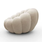Freigestellte Vorderansicht des gemütlichen Drehsessels ORIA im hellen Bouclé-Stoff ohne Hocker, die das einladende, voluminöse Design zeigt.