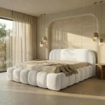 Modernes Schlafzimmer mit dem eleganten Polsterbett Orlando slim (140x200 cm) im trendigen Bouclé-Stoff Quelle, gemütlich arrangiert.